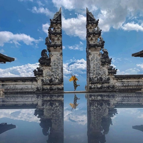 Cổng Trời Đền Lempuyang Bali Vì Sao Gây Sốt Mạng Xã Hội? Sự Thật Về 'Hiệu Ứng Gương'