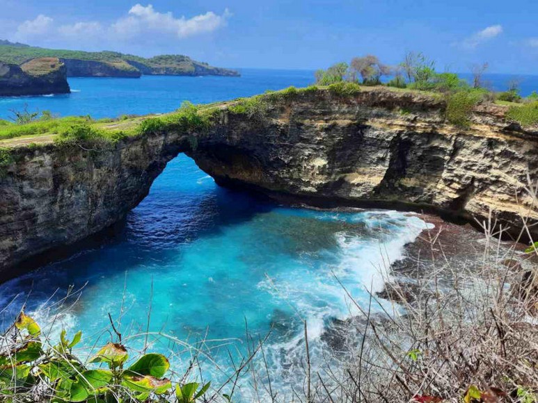 Angel's Billabong Nusa Penida — hồ nước tự nhiên bên vách đá, nước xanh ngọc, không có người bơi