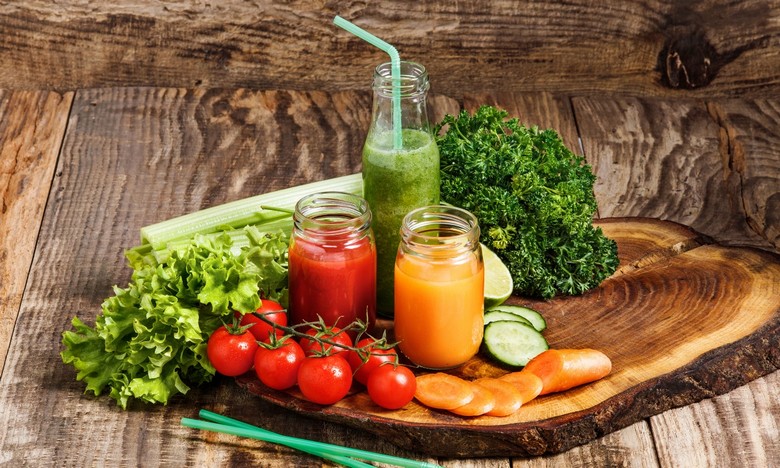 Bàn ăn detox với nước ép và rau xanh tươi tại resort wellness Ubud