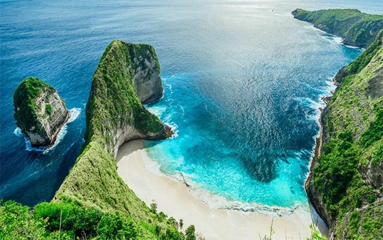 Bãi biển Nusa Penida với làn nước xanh ngọc nhìn từ vách đá