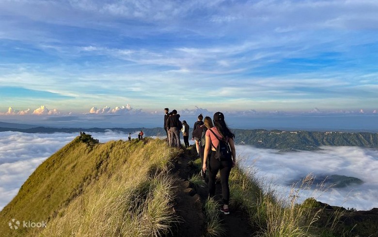 Bình minh trên đỉnh núi lửa Batur nhìn xuống hồ Batur và vùng Kintamani