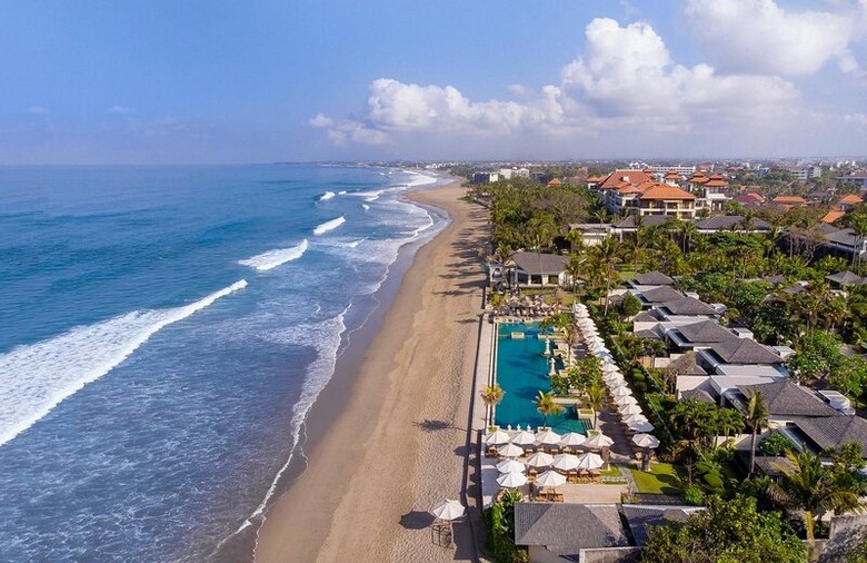 Bờ biển Seminyak nhìn từ trên cao, nước trong xanh lặng sóng