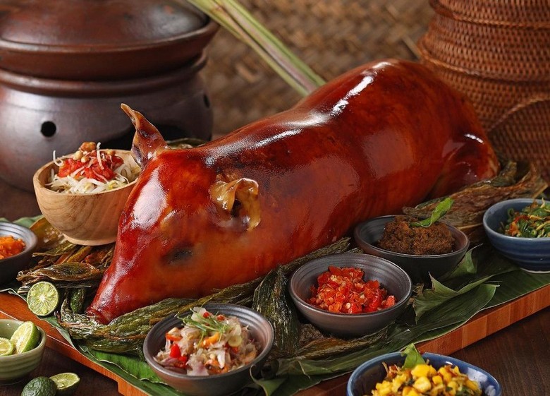 Babi Guling với da heo giòn vàng, được bày cùng rau và nước sốt đỏ tại Ibu Oka Ubud