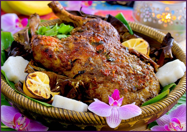 Bebek betutu – vịt ủ gia vị Bali gói lá chuối nướng chậm, món đặc sản cần dũng cảm để thử