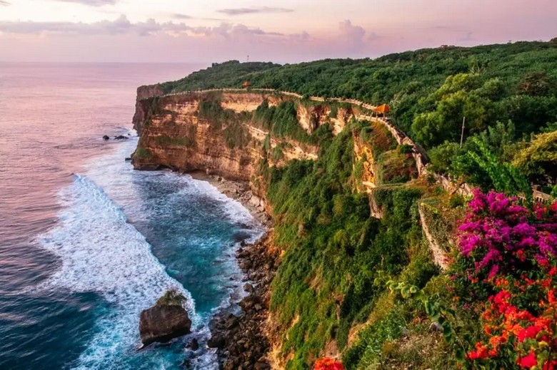 Broken Beach buổi sáng sớm ít người, ánh nắng vàng chiếu xuống vòng đá tự nhiên