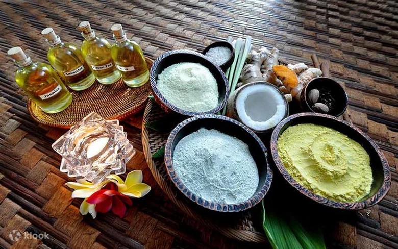 Các sản phẩm spa và tinh dầu thiên nhiên được đóng gói quà tặng tại một boutique ở Seminyak