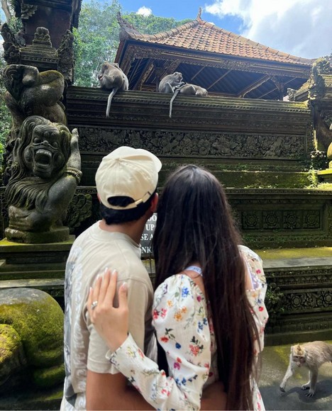 Cảnh báo khỉ tại Monkey Forest Ubud Bali và du khách đang tương tác an toàn