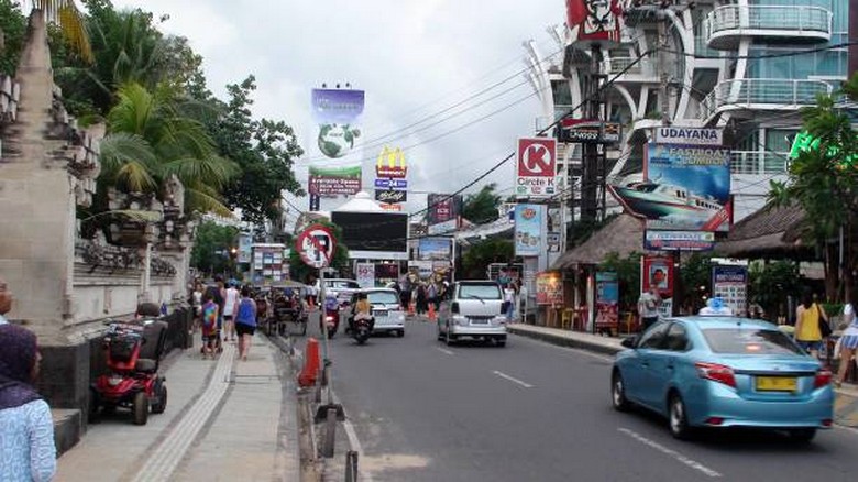 Cảnh giao thông trên đường phố Kuta, Bali vào buổi chiều