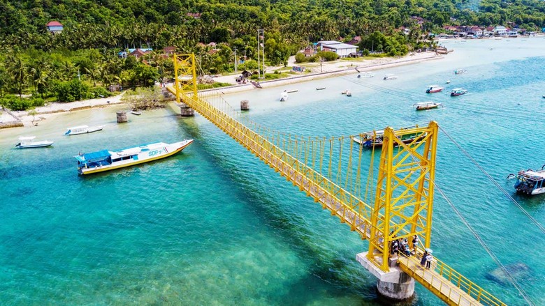 Cầu Yellow Bridge màu vàng nối Nusa Lembongan và Nusa Ceningan nhìn từ trên cao