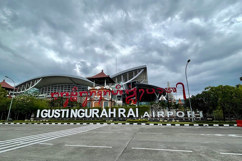 Cổng sân bay quốc tế Ngurah Rai Bali nhìn từ khu vực đón khách