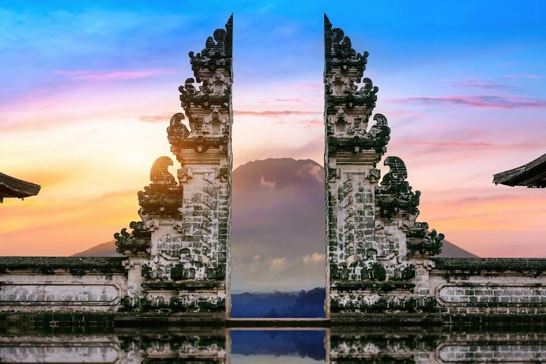 Cổng trời đền Lempuyang phản chiếu trên mặt nước với nền núi Agung