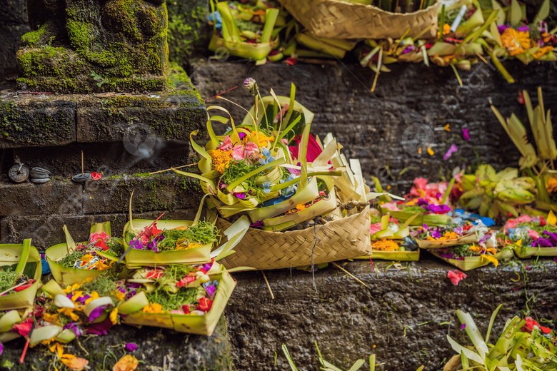 Canang sari – đĩa lễ vật nhỏ bằng lá dừa được đặt khắp nơi trong khuôn viên đền Bali