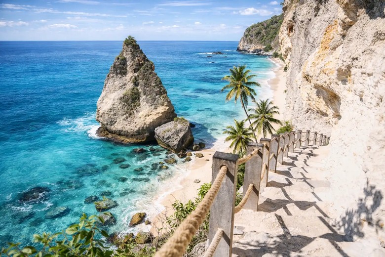 Con đường nhỏ dốc và hẹp trên đảo Nusa Penida