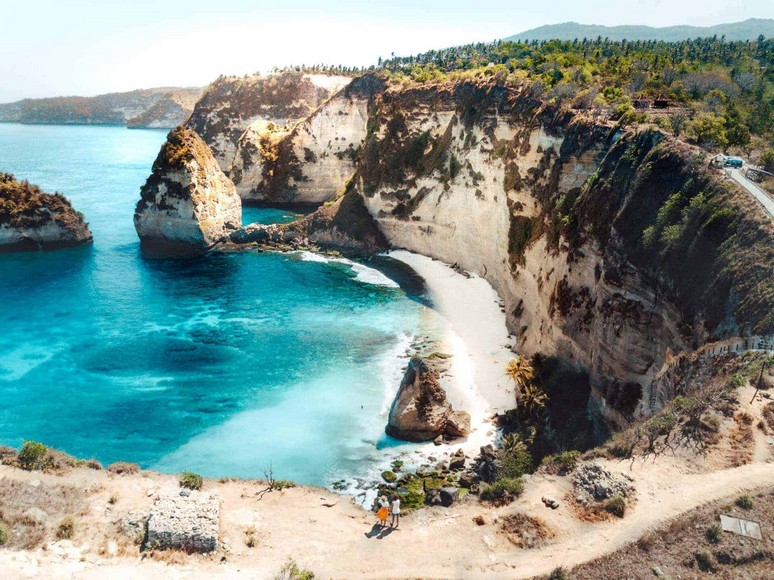 Diamond Beach Nusa Penida mùa khô với nước biển xanh ngọc và bãi cát trắng nhìn từ đỉnh vách đá