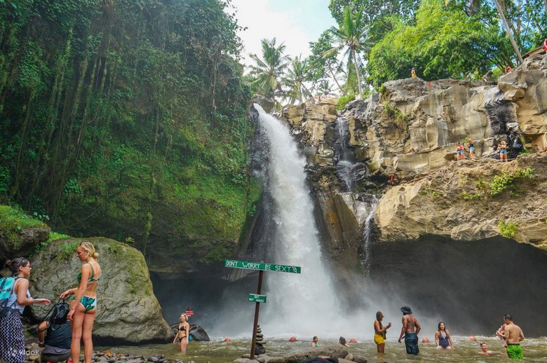 Du khách chuẩn bị xuống thác với dép đi nước và quần bơi