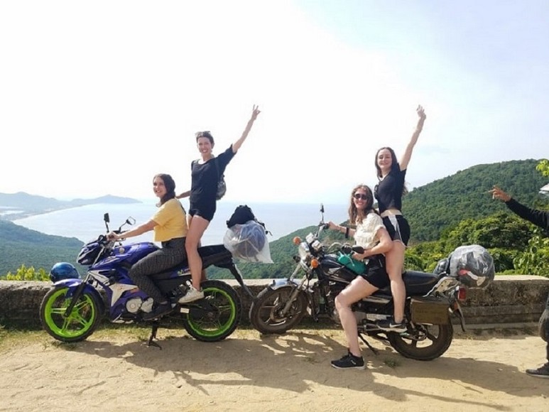 Du khách dừng xe máy chụp ảnh tại Bali
