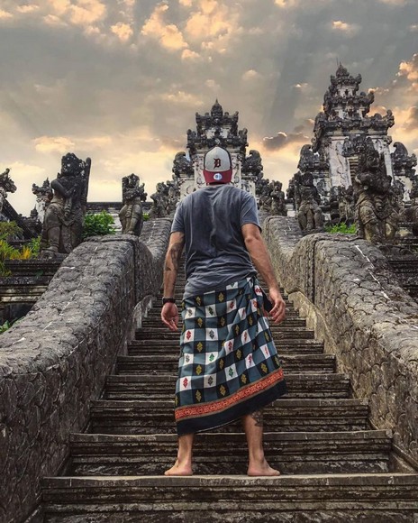 Du khách mặc sarong trước cổng Kori Agung đền Lempuyang