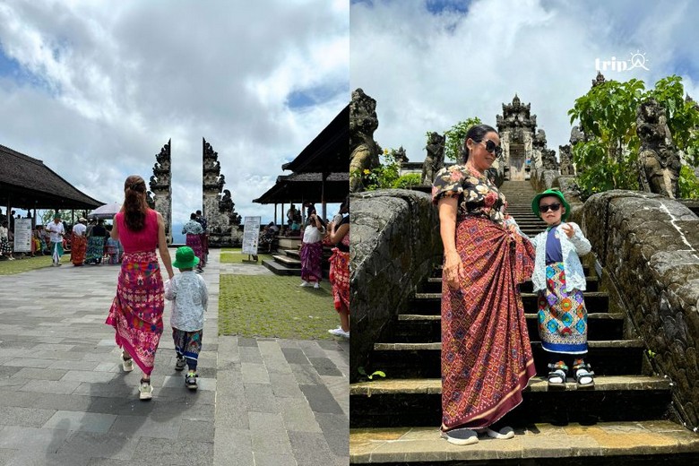 Du khách mặc sarong truyền thống tại cổng đền Tanah Lot, Bali