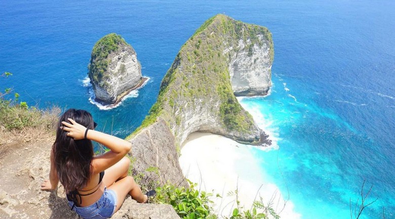 Góc nhìn từ vách đá Kelingking Beach Nusa Penida nhìn xuống bãi cát hình đầu khủng long