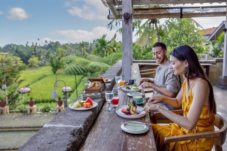 Gia đình đang ăn tại nhà hàng có view nhìn ra ruộng bậc thang ở Ubud