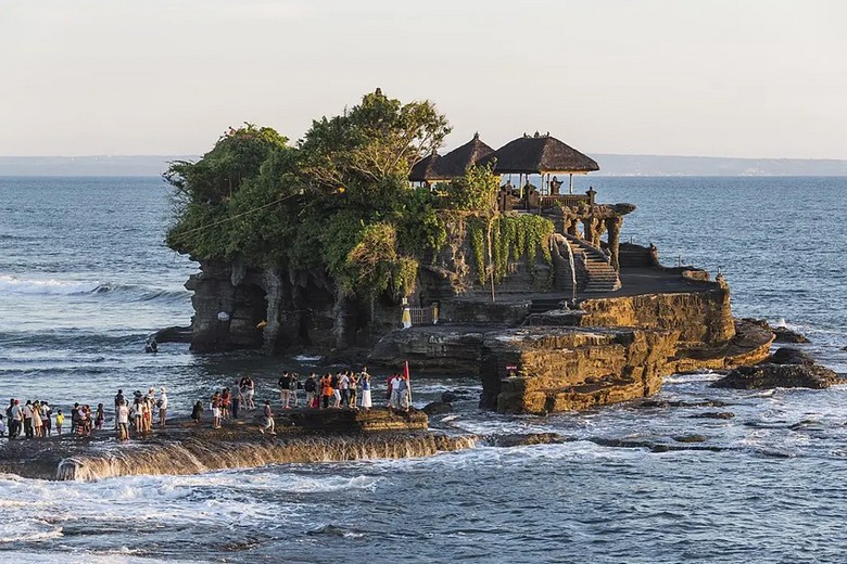 Gia đình mặc sarong tham quan đền Tanah Lot lúc hoàng hôn