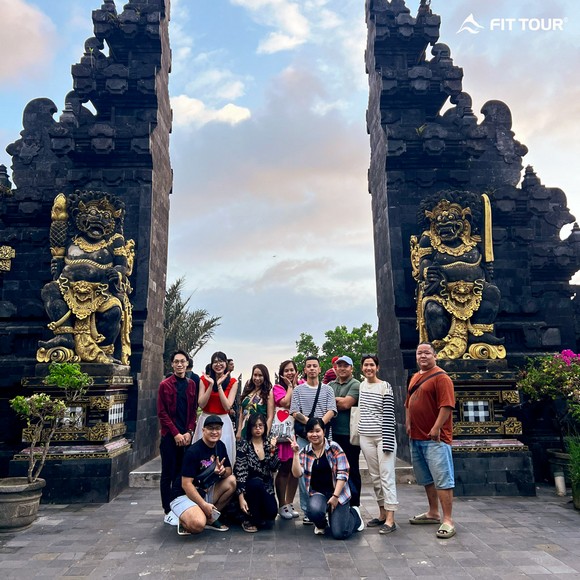 Gia đình Việt Nam chụp ảnh trước cổng đền Tanah Lot lúc hoàng hôn