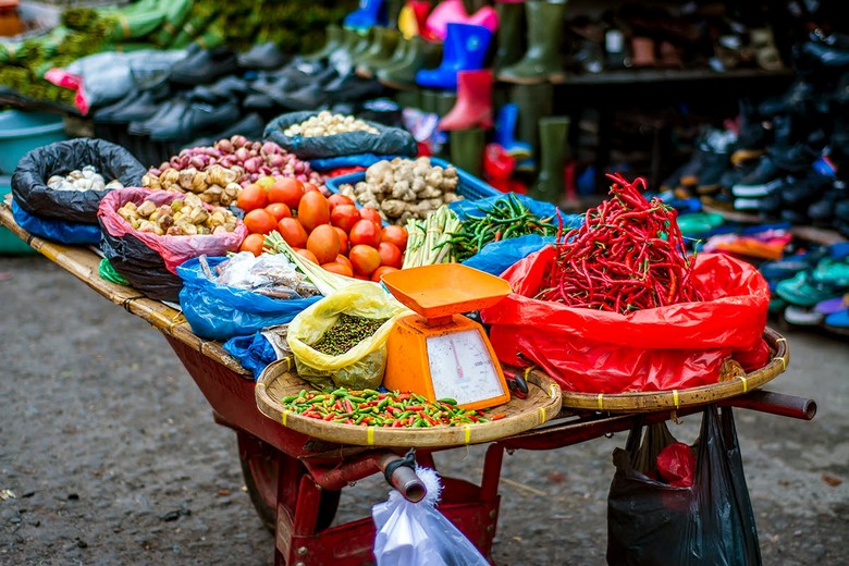 Gia vị tươi truyền thống Bali – sả, riềng, nghệ, ớt – bày bán tại chợ Badung, Denpasar