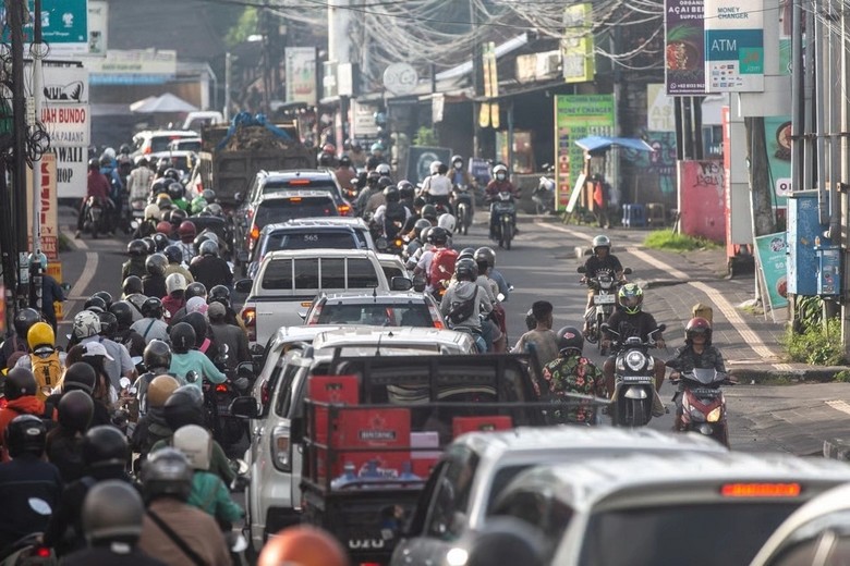 Giao thông đông đúc giờ tan tầm tại khu Kuta, Bali