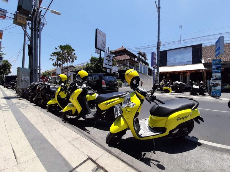 Hàng dài xe máy Honda Scoopy, Vario cho thuê trên phố Canggu, Bali