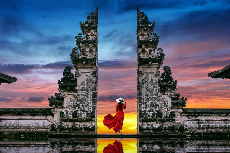Du khách chụp ảnh tại cổng Kori Agung buổi sáng sớm