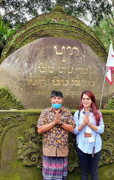 Hướng dẫn viên người Bali đang thuyết minh cho đoàn khách Việt tại đền Tanah Lot
