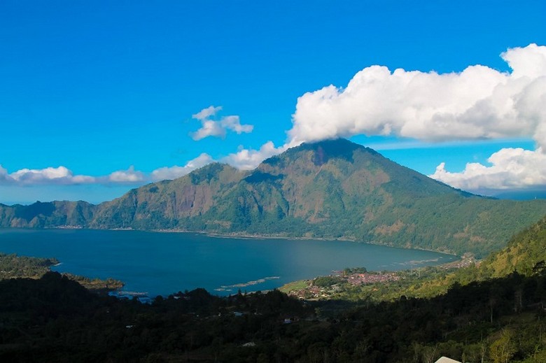 Hồ Batur nhìn từ vành miệng núi lửa, nước xanh ngọc bích phản chiếu bầu trời