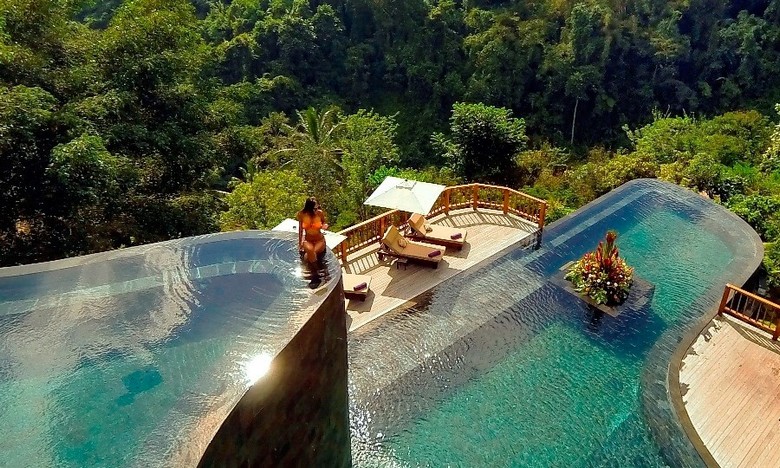 Hồ bơi vô cực villa Ubud nhìn ra thung lũng xanh buổi chiều tà