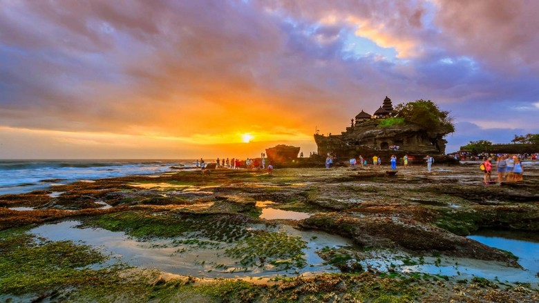 Hoàng hôn tại đền Tanah Lot Bali nhìn từ bờ biển