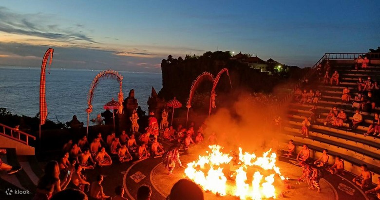 Kecak Fire Dance lúc hoàng hôn tại đền Uluwatu — vũ điệu kể lại sử thi Ramayana với hàng trăm người đàn ông hợp xướng