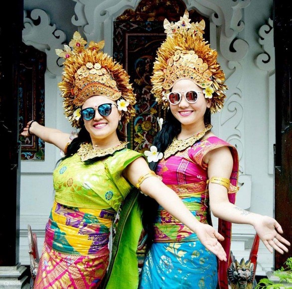 Khách Việt trong trang phục truyền thống Bali tại đền Uluwatu