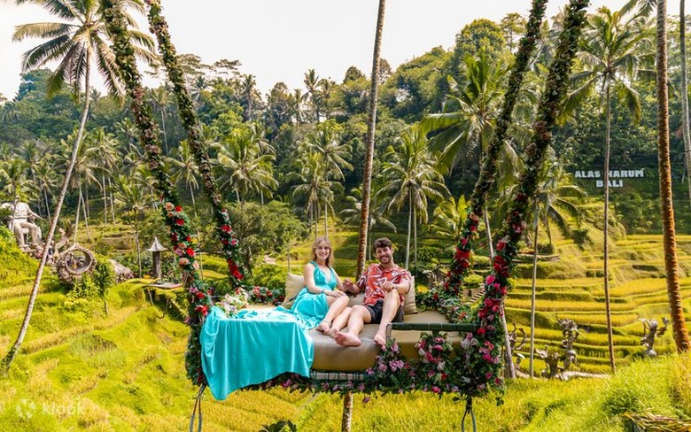 Khách ngồi trên xích đu Bali Swing với nền ruộng bậc thang Tegalalang phía sau