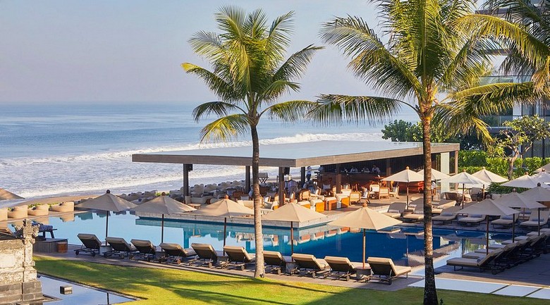 Khán đài và hồ bơi của beach club ở khu Petitenget, Seminyak