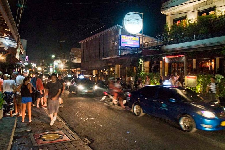 Khu phố đêm Seminyak có đèn đường lung linh và du khách đông đúc