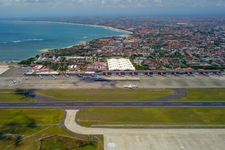 Khung cảnh sân bay Ngurah Rai Denpasar nhìn từ cửa ra máy bay, nắng sáng