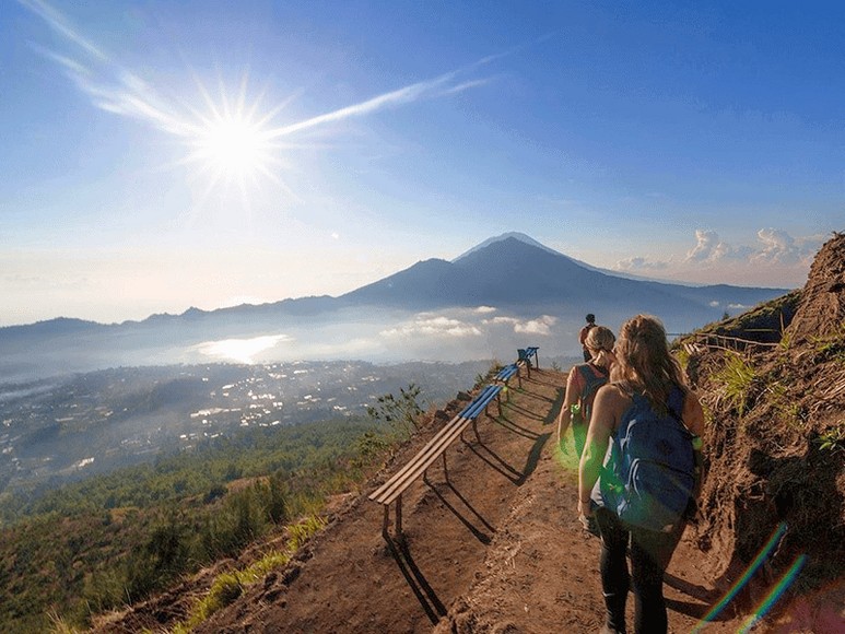 Lộ trình trekking lên đỉnh núi Batur, hướng dẫn viên và khách leo núi
