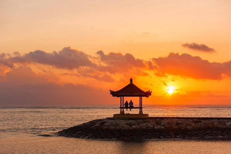 Mặt trời mọc trên biển nhìn từ bãi Sanur