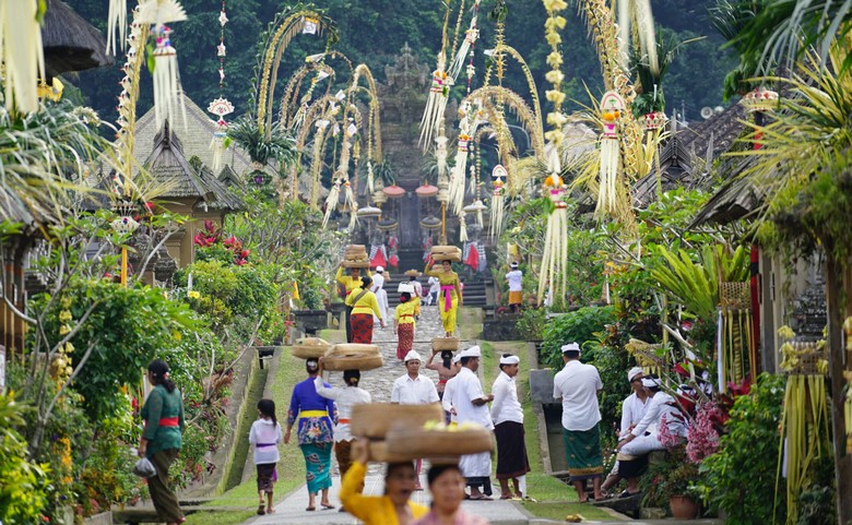 Người dân làng Penglipuran hoà mình vào trong không khí lễ hội và văn hóa truyền thống