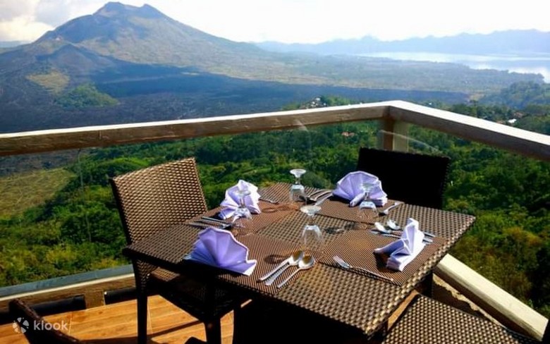 Nhà hàng buffet tại Kintamani với tầm nhìn ra hồ Batur và núi lửa buổi trưa