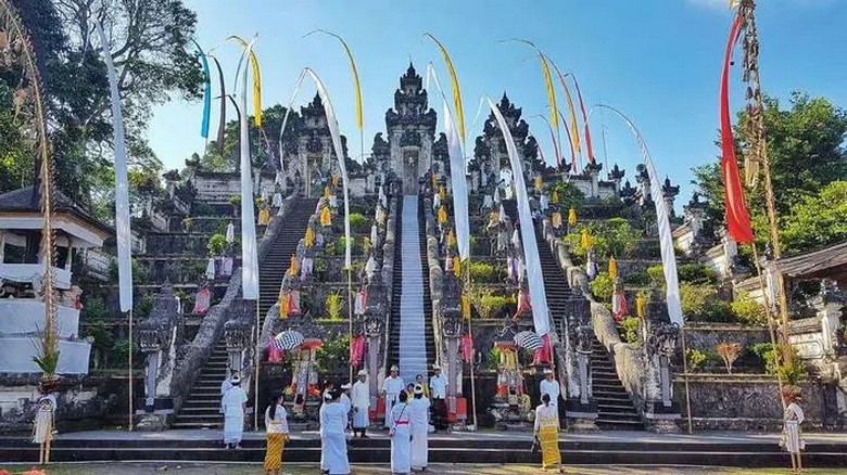 Nhóm người đứng trước cổng Pura Lempuyang Gates of Heaven
