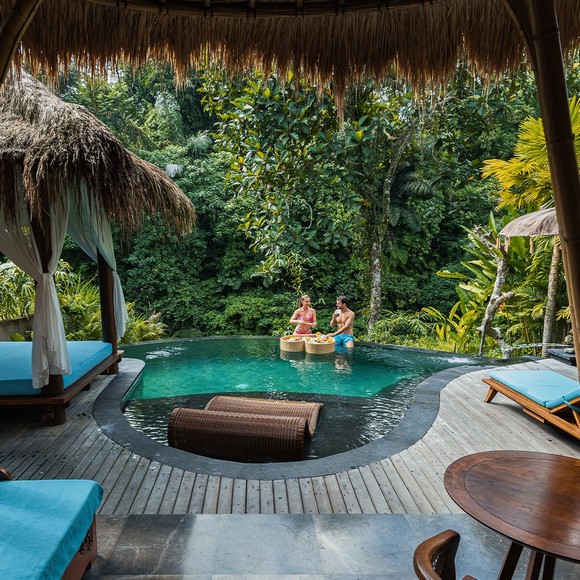 Phòng resort có hồ bơi riêng giữa rừng cây ở Ubud