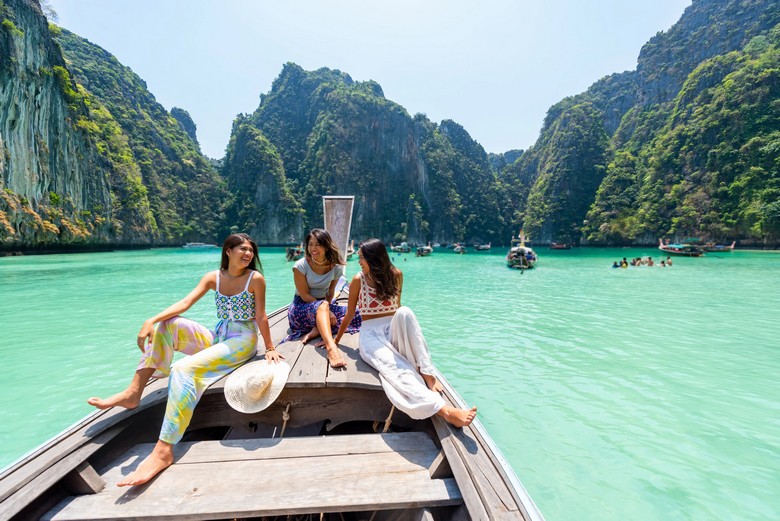 Phong cảnh bãi biển Kuta Bali ban ngày với nắng vàng rực rỡ