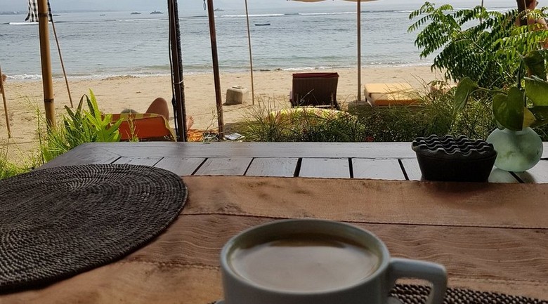 Quán cà phê ven biển yên tĩnh nhìn ra bãi Sanur