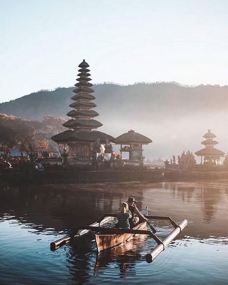 Sương mù buổi sáng trên hồ Beratan nhìn từ bờ phía Tây