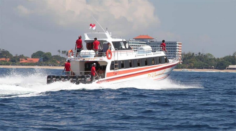 Tàu cao tốc Sanur với tàu chuẩn bị đi Nusa Penida